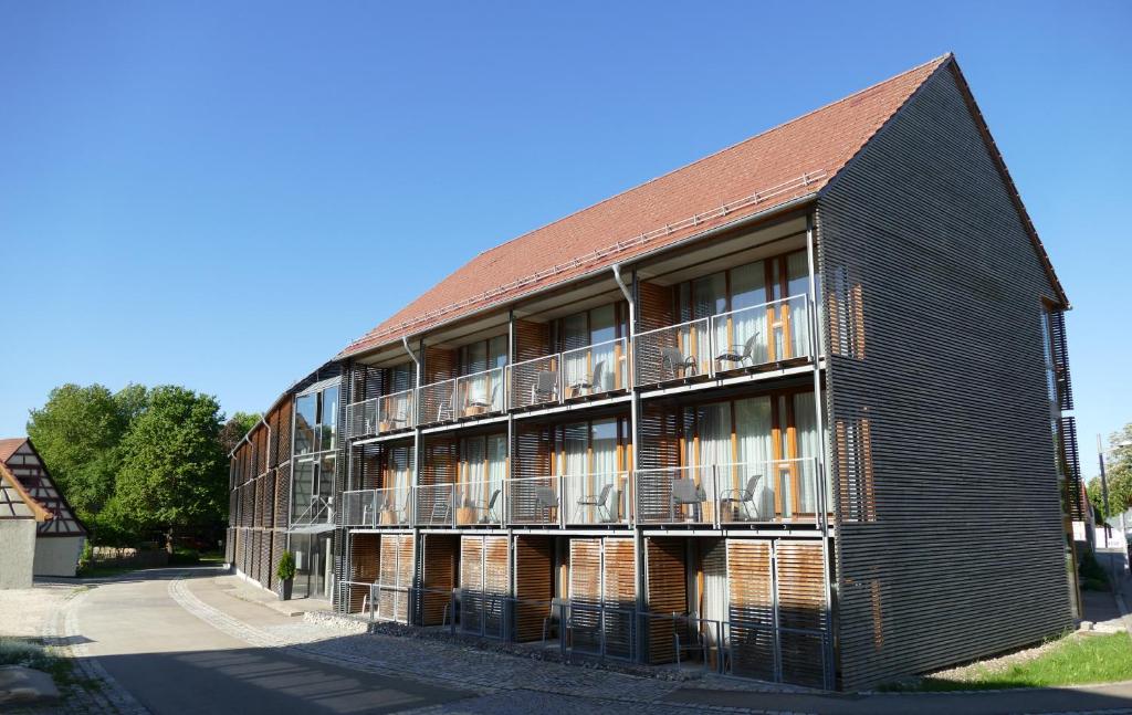 ein Gebäude mit Balkon auf der Seite in der Unterkunft Speidel´s BrauManufaktur in Ödenwaldstetten