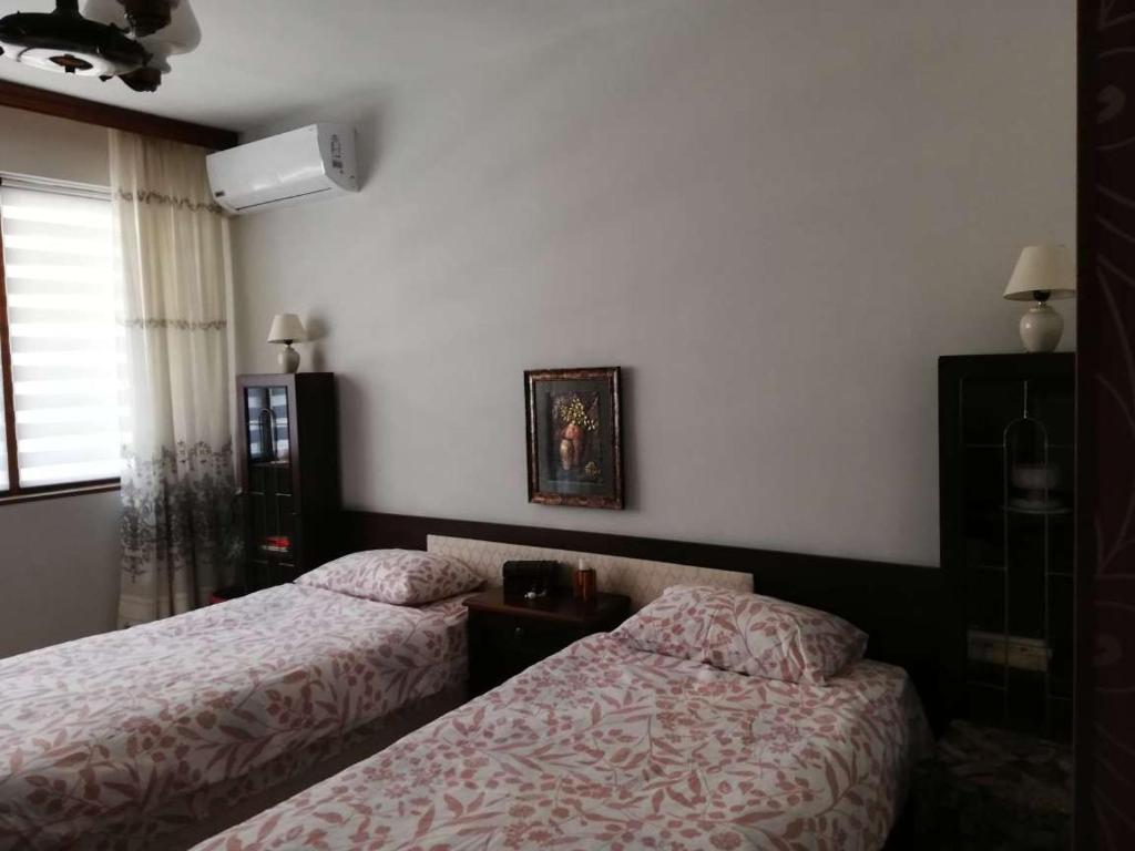 索佐波爾的住宿－Guest House Plavas，一间卧室设有两张床和窗户。