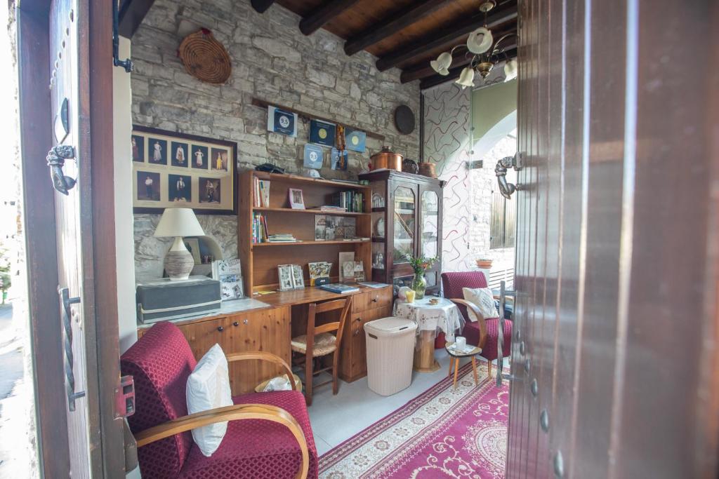 Posezení v ubytování Iosiphis Stonebuilt House