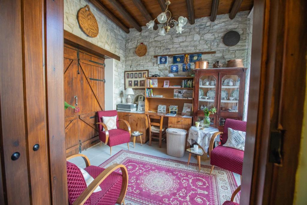 Posezení v ubytování Iosiphis Stonebuilt House