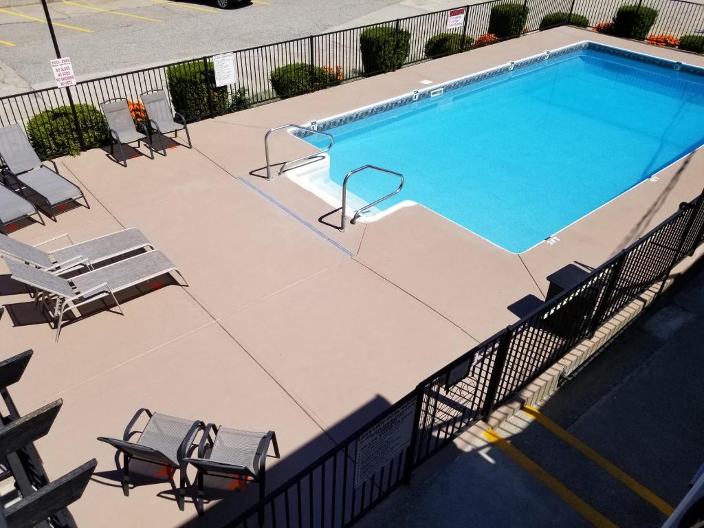 an overhead view of a swimming pool with chaises and chairs at Osoyoos Lakeview Inn & Suites in Osoyoos