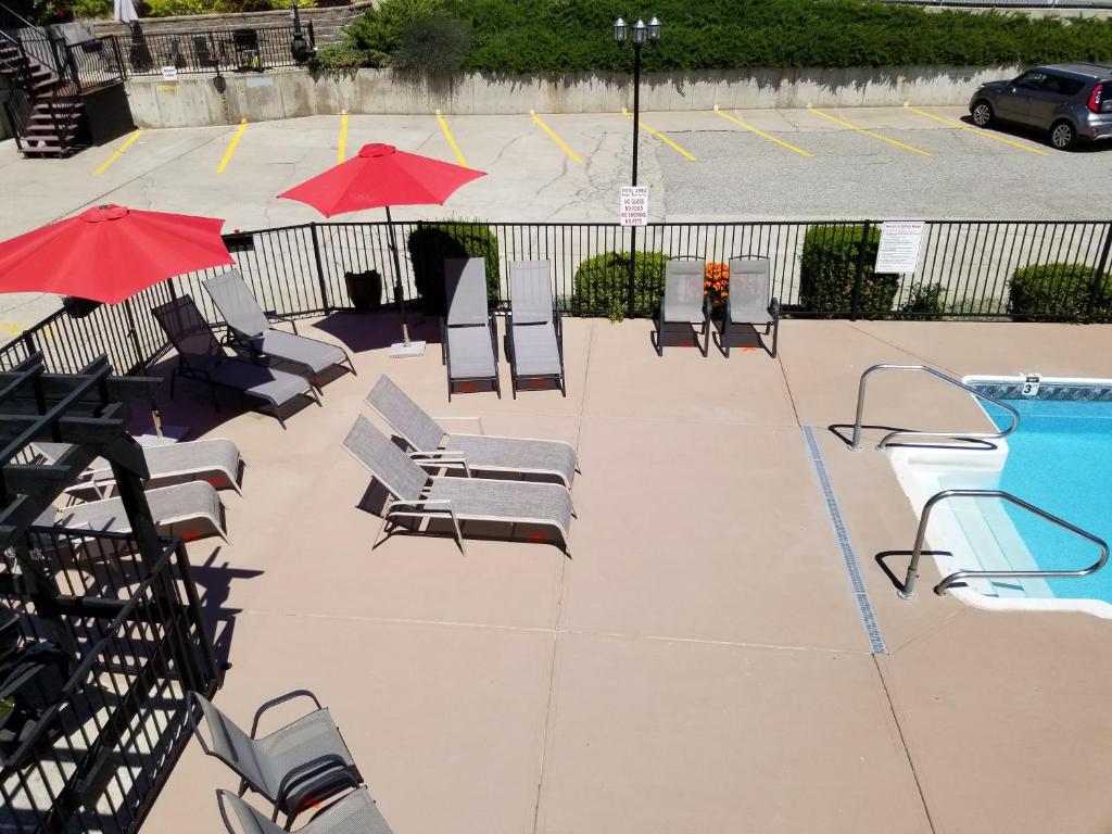 Bazén v ubytování Osoyoos Lakeview Inn & Suites nebo v jeho okolí