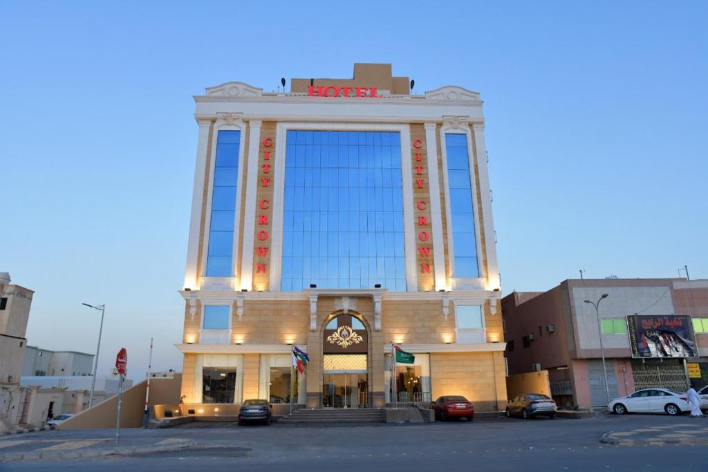 فندق كراون سيتي في الرياض: مبنى امامه ساعه