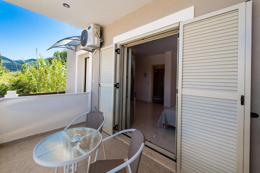 Bounatsa Studios & Apartments - 3