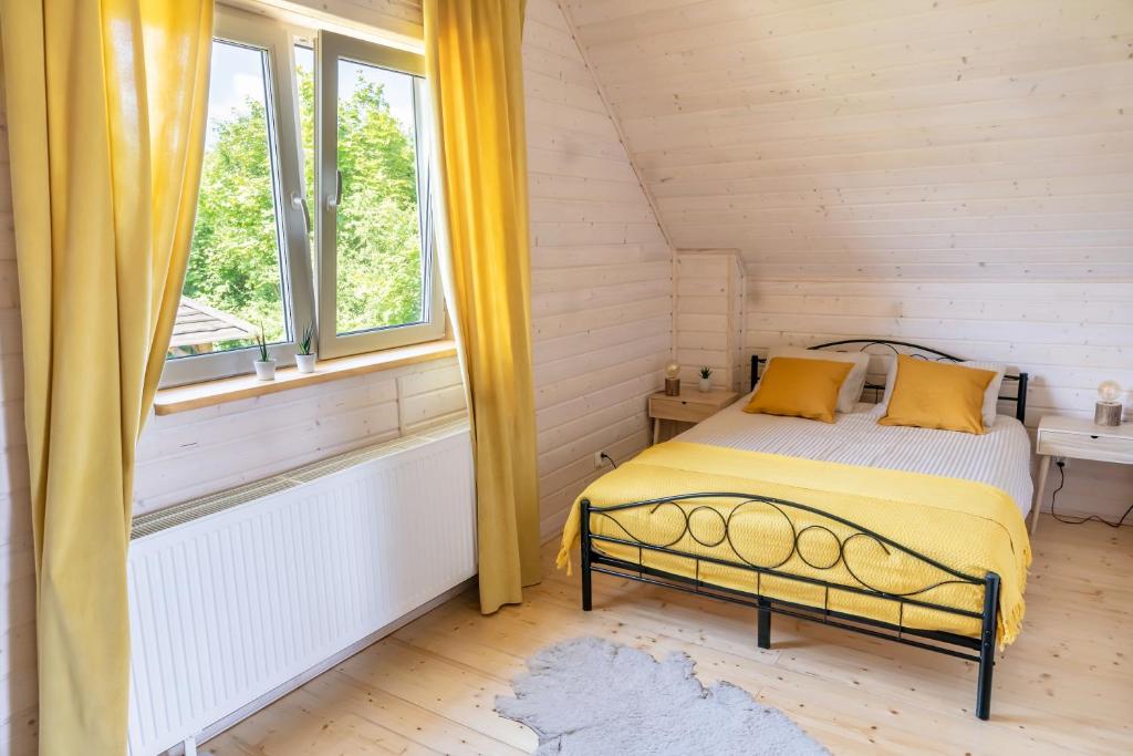 Posteľ alebo postele v izbe v ubytovaní Easy Hill - domek na Kaszubach z sauną