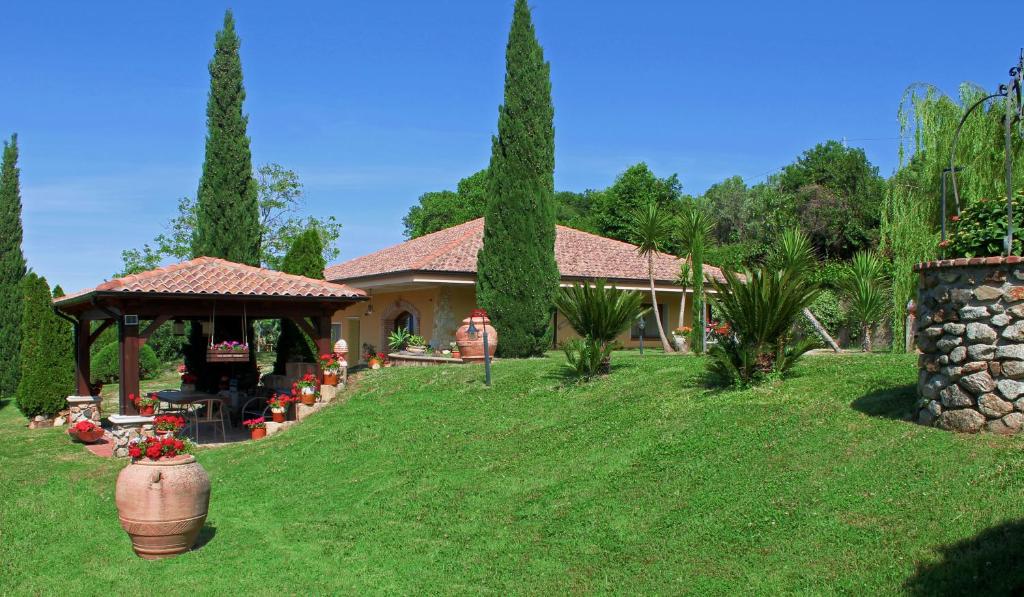 een huis met een tuinhuisje in een tuin bij Tenuta Foderaro in Amaroni