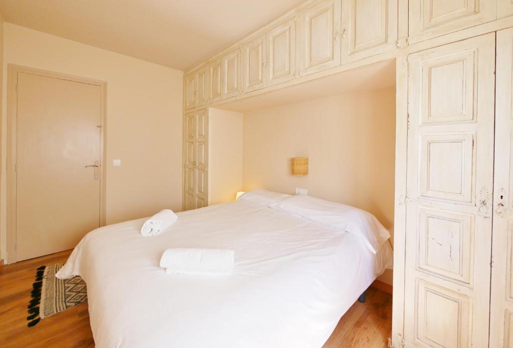 A bed or beds in a room at Casa Concha Apartamentos