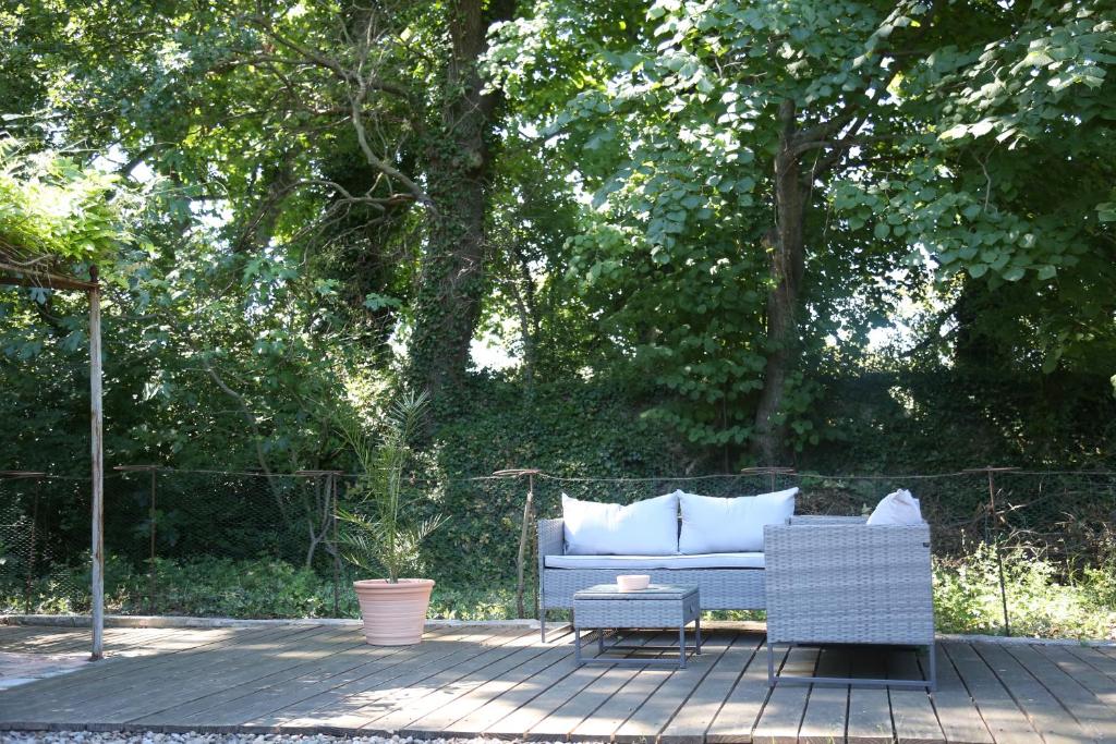 a blue couch and two chairs on a patio at Le Pavillon Vert - B&B in Vedène