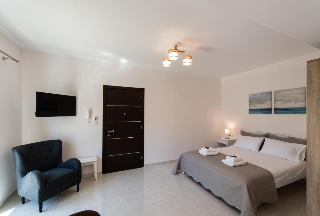 Bounatsa Studios & Apartments - 13