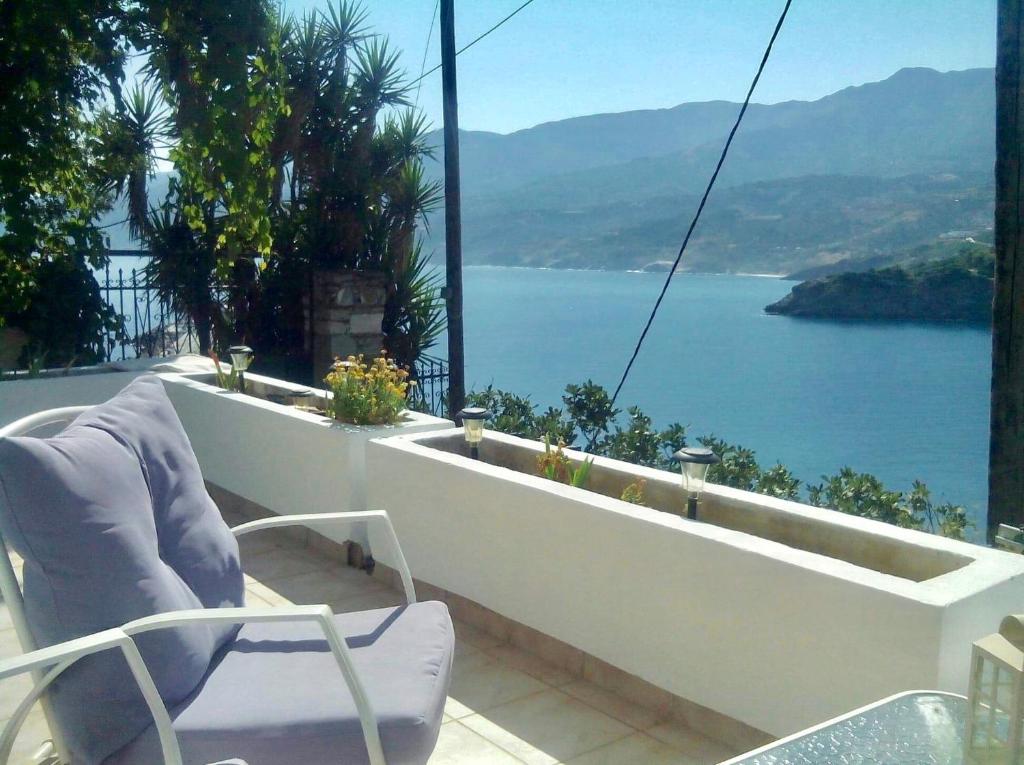 d'un balcon avec des chaises et une vue sur l'eau. dans l'établissement Evdilos' Balcony, à Évdhilos