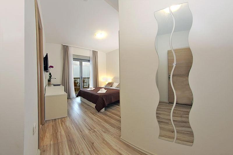 Postel nebo postele na pokoji v ubytování Apartments Simic Makarska