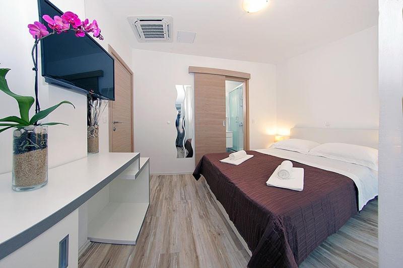 Postel nebo postele na pokoji v ubytování Apartments Simic Makarska