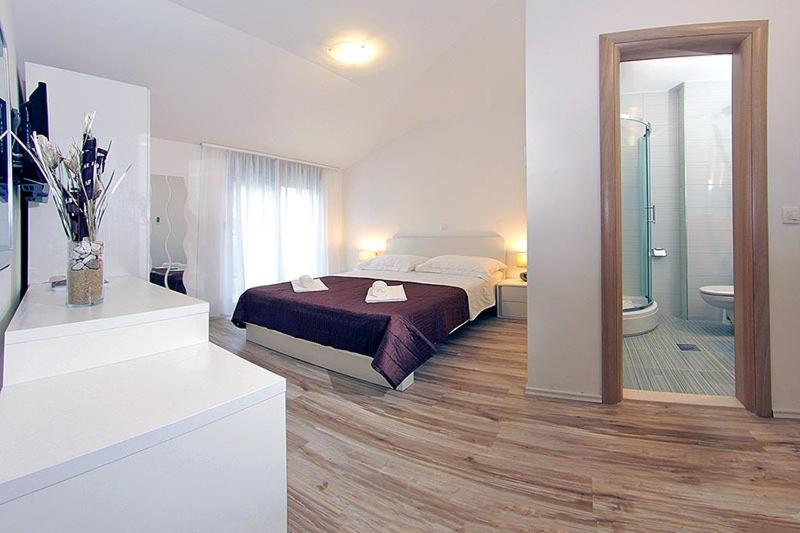 Postel nebo postele na pokoji v ubytování Apartments Simic Makarska