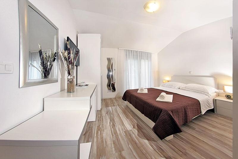 Postel nebo postele na pokoji v ubytování Apartments Simic Makarska