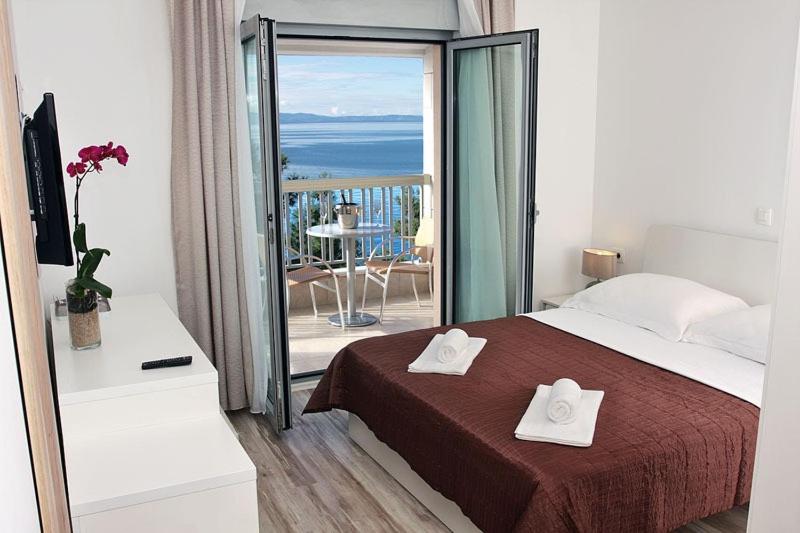 Postel nebo postele na pokoji v ubytování Apartments Simic Makarska