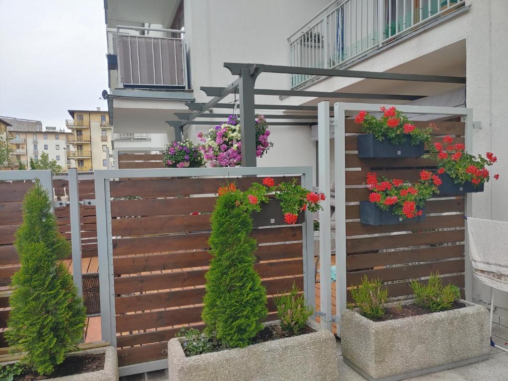 einen Balkon mit Blumentopfen und Pflanzen auf einem Gebäude in der Unterkunft Świnoujście Platan Patio 6 - Berry apartments in Świnoujście