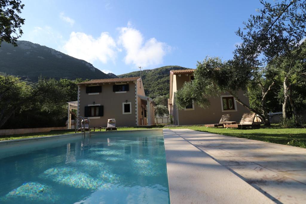 Bazén v ubytování Theonymfi Luxury Villas nebo v jeho okolí