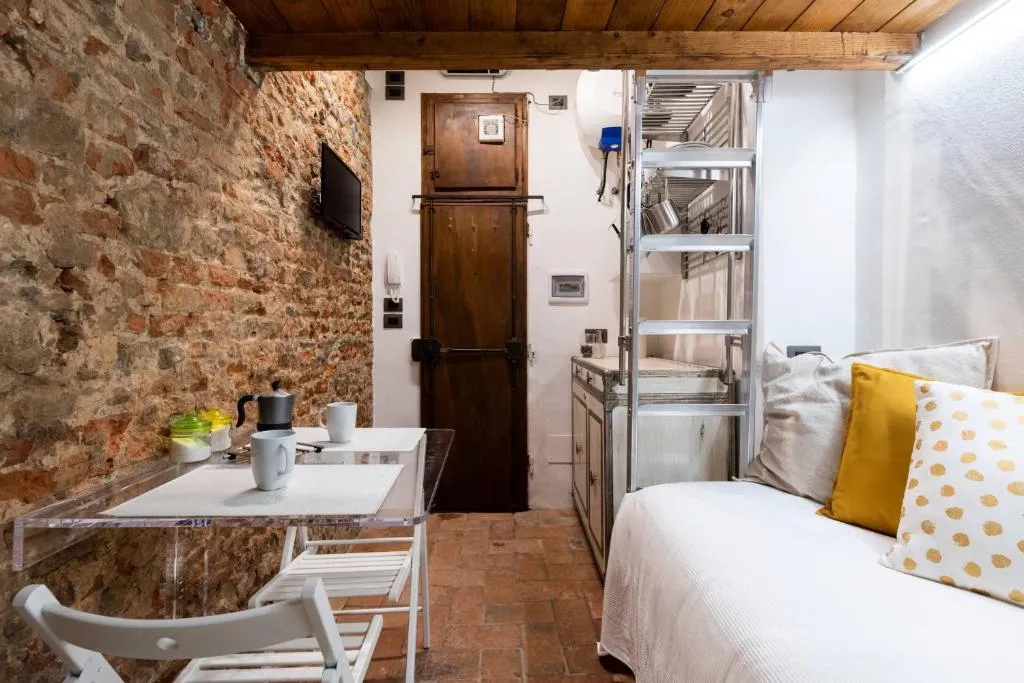 Cozy central Dante studio with AC near Santa Croce & Dome, Florence, Italy