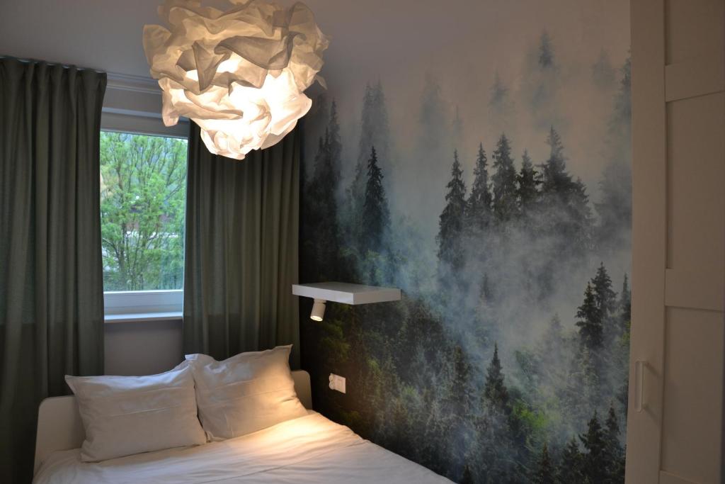 sypialnia z łóżkiem i dużym obrazem na ścianie w obiekcie Apartament przy Pijalni w mieście Krynica Zdrój