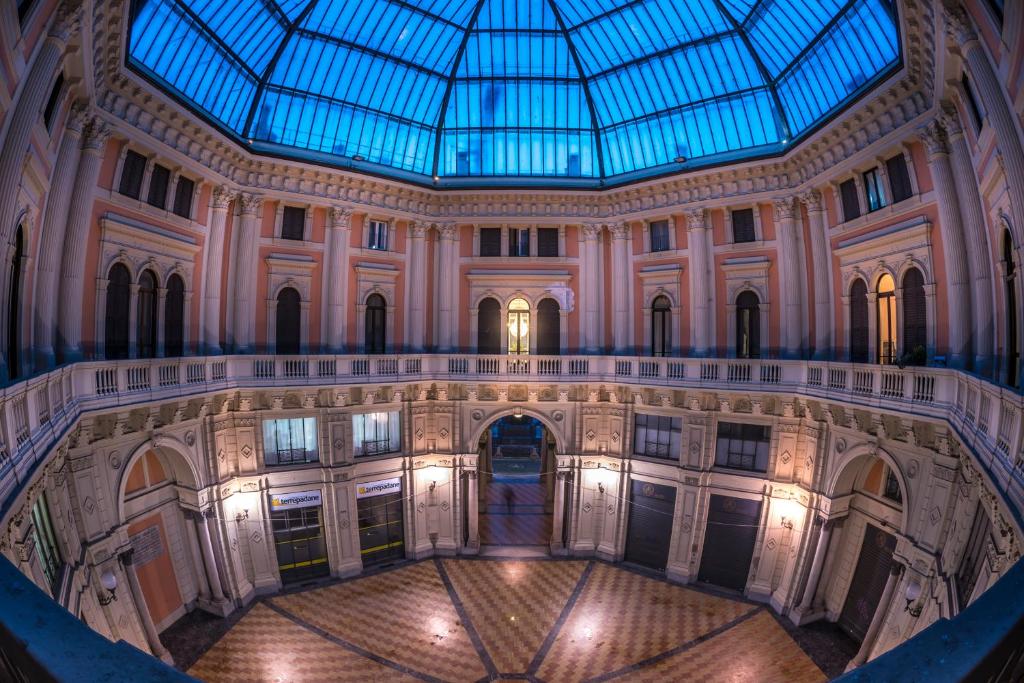 una vista aerea di un edificio con soffitto in vetro di Arnaboldi Palace a Pavia