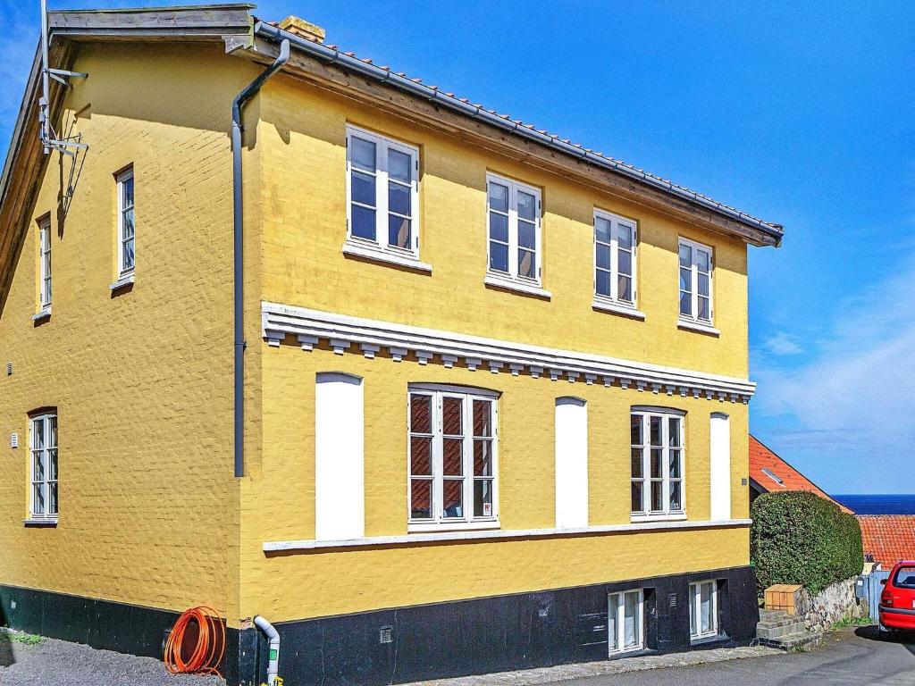 グドイェムにある2 person holiday home in Gudhjemの黄色の建物