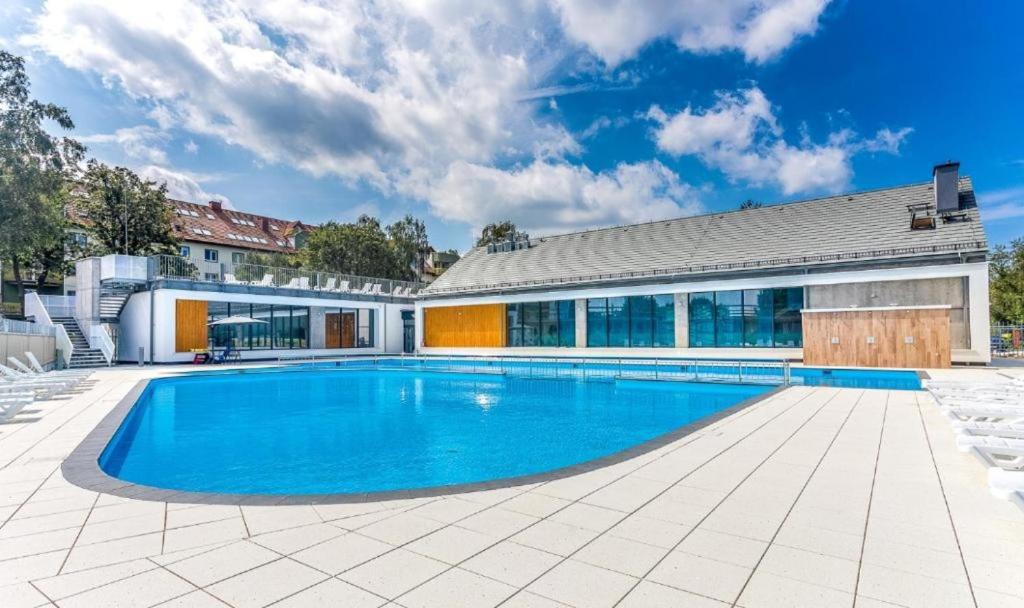 Bazén v ubytovaní Apartament Oaza Kołobrzeg-Podczele Kompleks Feniks basen siłownia jacuzii alebo v jeho blízkosti