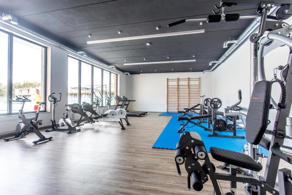 Posilňovňa alebo fitness centrum v ubytovaní Apartament Oaza Kołobrzeg-Podczele Kompleks Feniks basen siłownia jacuzii