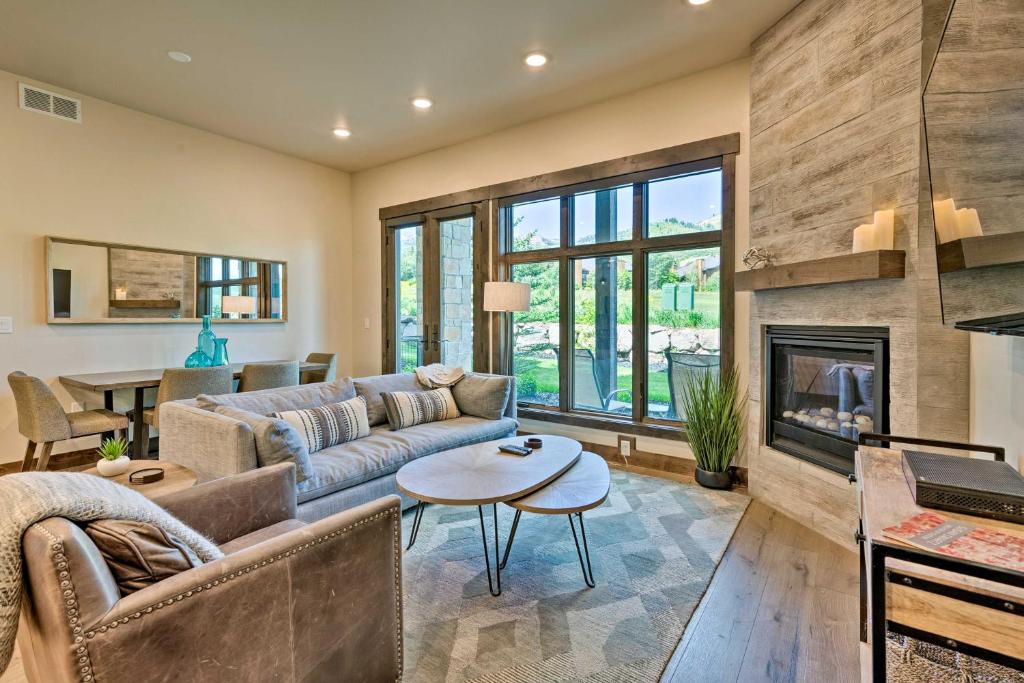 ein Wohnzimmer mit Couch und Kamin in der Unterkunft Luxe Canyons Ski Resort Condo - Walk to Ski Lift! in Park City