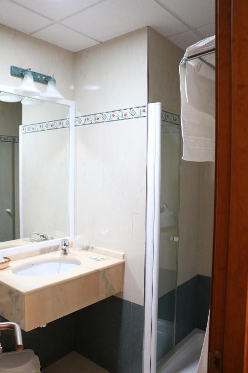 Hotel Restaurante Blanco y Verde, Коніль-де-ла-Фронтера ...