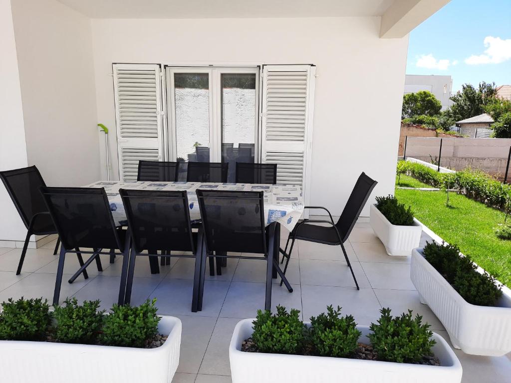 Vonkajšia záhrada v ubytovaní Holiday Home Bajlo apartment with three bedrooms
