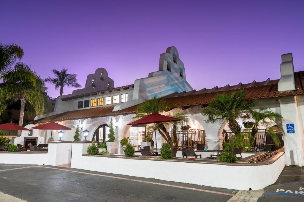 einen Außenblick auf ein Gebäude mit Palmen in der Unterkunft Holiday Inn Express San Clemente N – Beach Area, an IHG Hotel in San Clemente