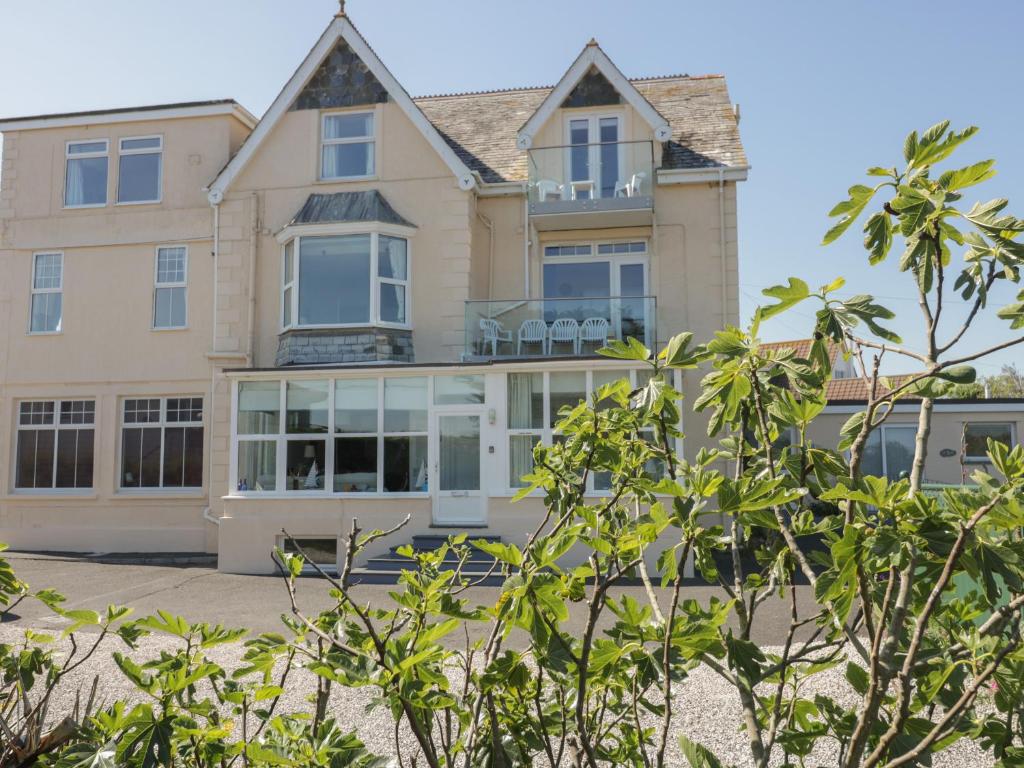 an exterior view of a house at Yellow Sands Apartment 7 in Padstow