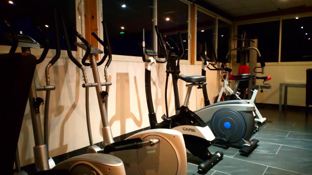 Fitness centrum a/nebo fitness zařízení v ubytování Brit Hotel Confort Hélios Agde