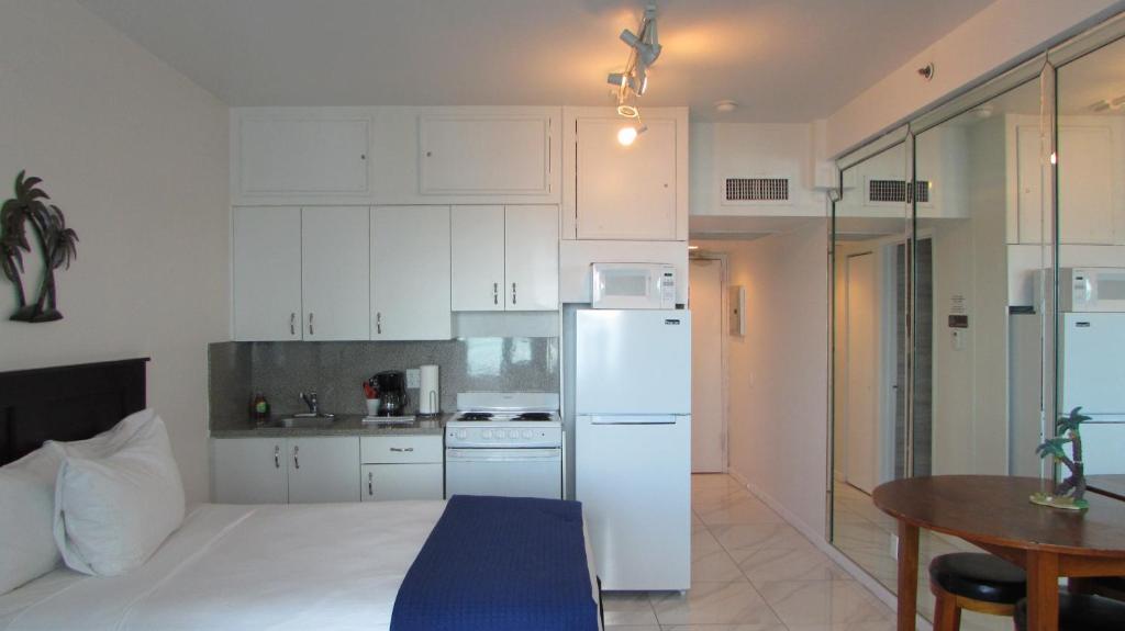 Ocean Front Casablanca Studios with FULL KITCHENS & Beach access By BL Rentals - Apartment With Sea View