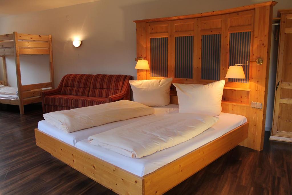 Postel nebo postele na pokoji v ubytování Action Forest Hotel - Kletterwald - Lasertag - nähe Badeparadies