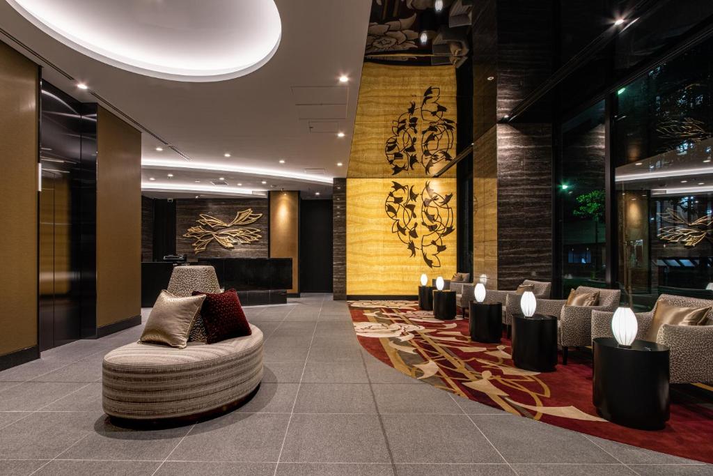 a lobby with a row of chairs and a waiting room at Hotel Vista Tokyo Tsukiji in Tokyo