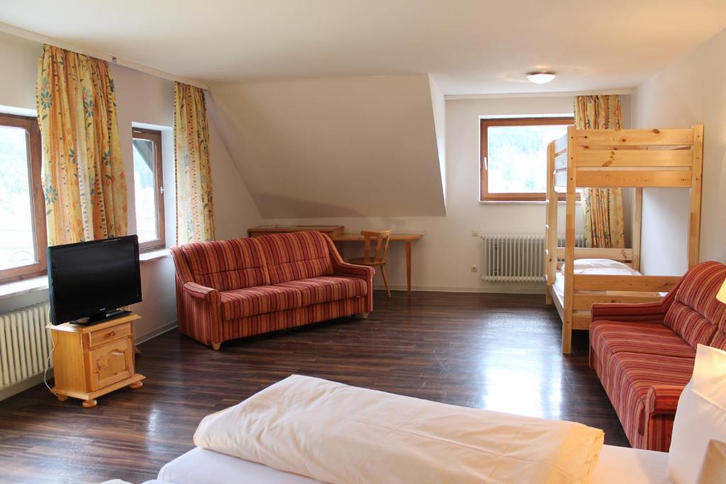 TV a/nebo společenská místnost v ubytování Action Forest Hotel - Kletterwald - Lasertag - nähe Badeparadies