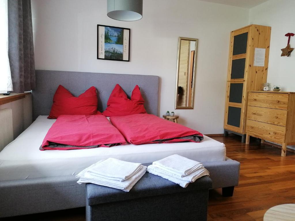 ein Schlafzimmer mit einem Bett mit roten Kissen in der Unterkunft Seefeld- Haus Alpenland Top 23 in Seefeld in Tirol