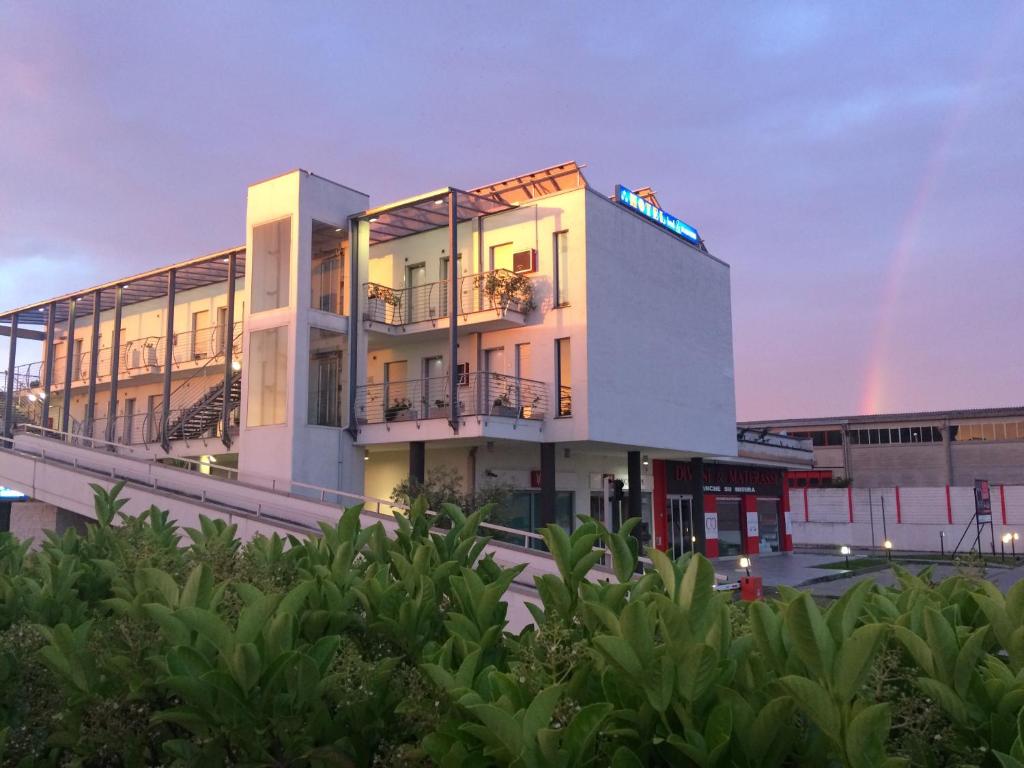 un edificio con un arco iris en el cielo en Hotel Bed&Business en San Giovanni Teatino