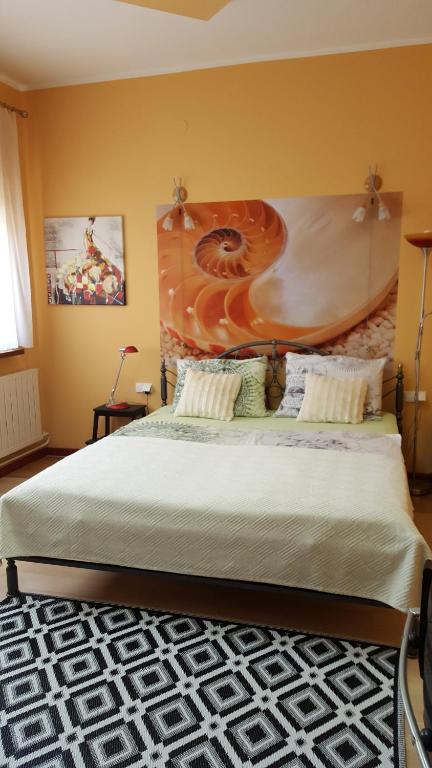 een slaapkamer met een groot bed en een surfplank aan de muur bij Apartment Comeback in Zagreb