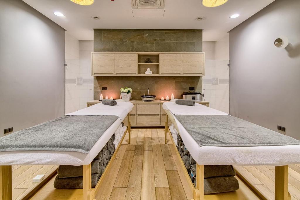 Posteľ alebo postele v izbe v ubytovaní Hanza Pałac Wellness & SPA