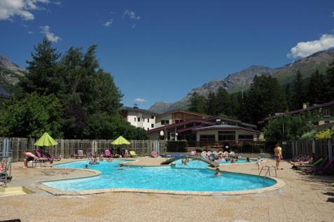 um grupo de pessoas numa piscina em CIS-Ethic Etapes de Val Cenis em Lanslebourg-Mont-Cenis