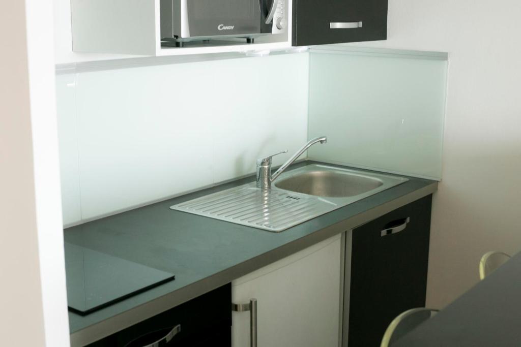 uma cozinha com um lavatório e um micro-ondas em Mare e Vista em Ajaccio