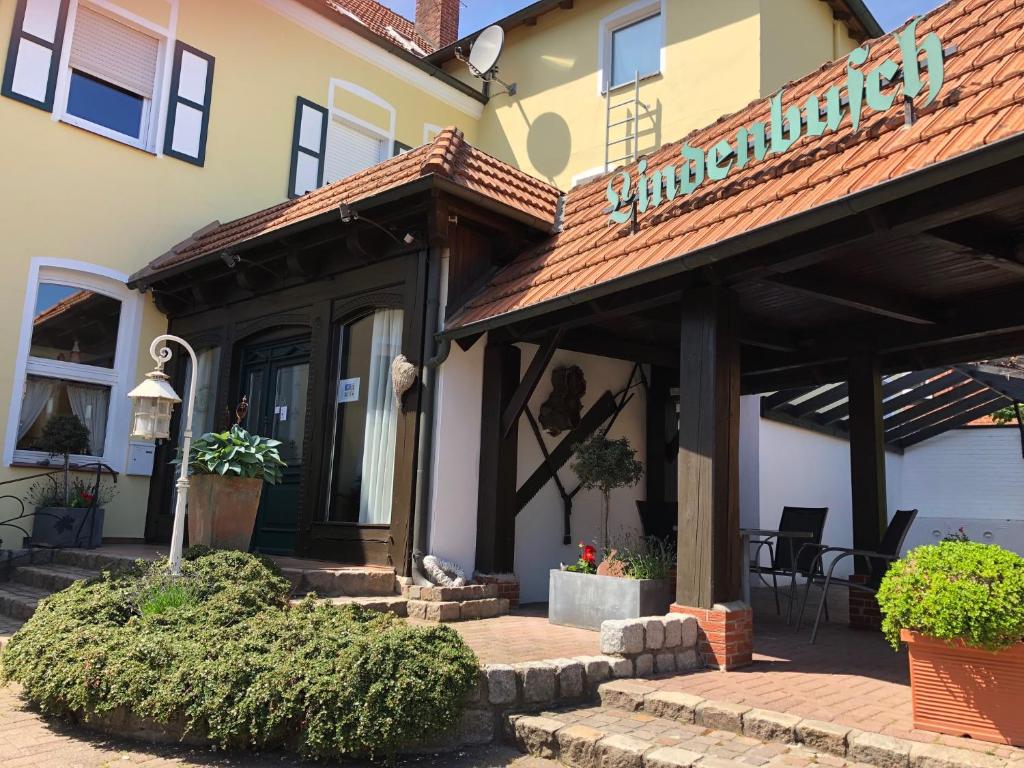 un bâtiment avec un panneau à l'avant dans l'établissement Landhaus Lindenbusch, à Weseke