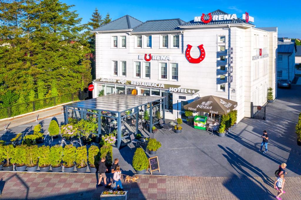 una vista aérea de un hotel con un edificio en Murena Hotel i Restauracja en Ustronie Morskie