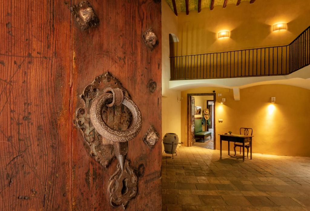 a wall with a horseshoe hanging on a wall at Cal Compte Priorat in Torroja