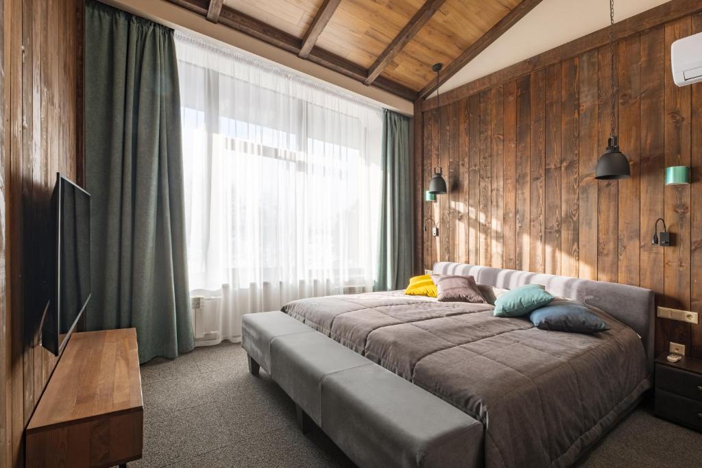 Кровать или кровати в номере Скандинавский парк-отель ELOVOE