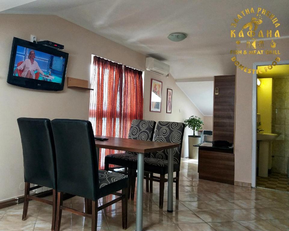 TV a/nebo společenská místnost v ubytování Kafana Zlatna Ribica