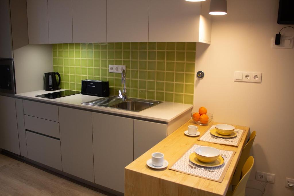 Kuchyň nebo kuchyňský kout v ubytování Cardeal Suites & Apartments