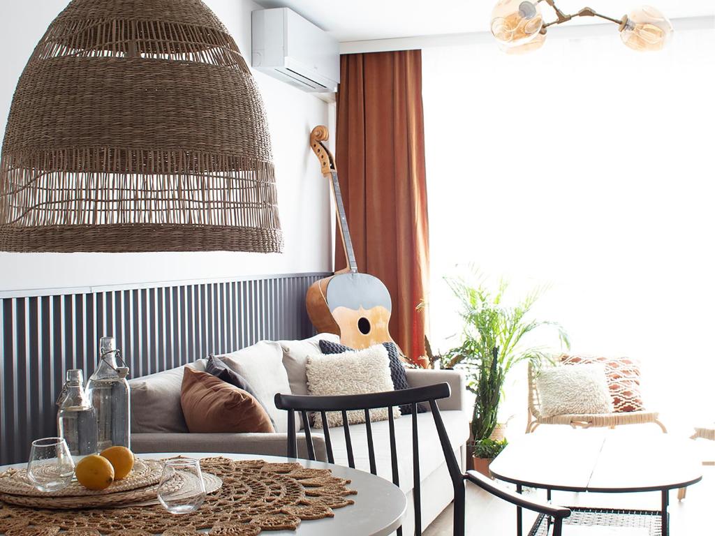 A seating area at Central Point by Zoom Apartments
